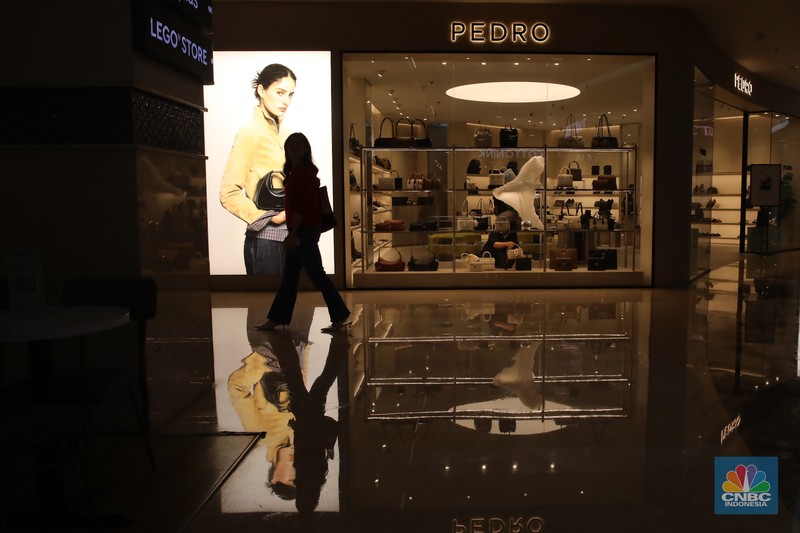 Pengunjung melihat produk yang dijual saat berbelanja di Pusat Perbelajan Kota Kasablanka, Jakarta, Kamis (18/12/2025). (CNBC Indonesia/Faisal Rahman)