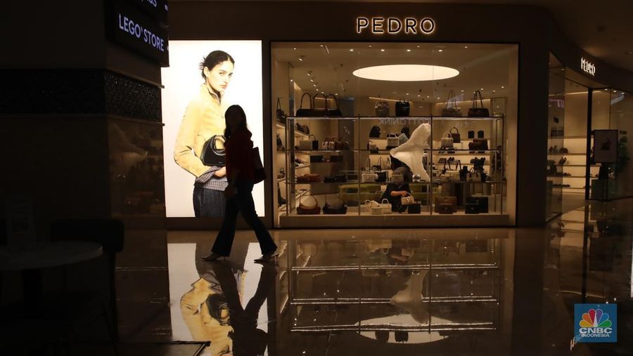 Pengunjung melihat produk yang dijual saat berbelanja di Pusat Perbelajan Kota Kasablanka, Jakarta, Kamis (18/12/2025). (CNBC Indonesia/Faisal Rahman)