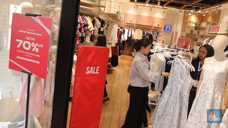 Pengunjung melihat produk yang dijual saat berbelanja di Pusat Perbelajan Kota Kasablanka, Jakarta, Kamis (18/12/2025). (CNBC Indonesia/Faisal Rahman)