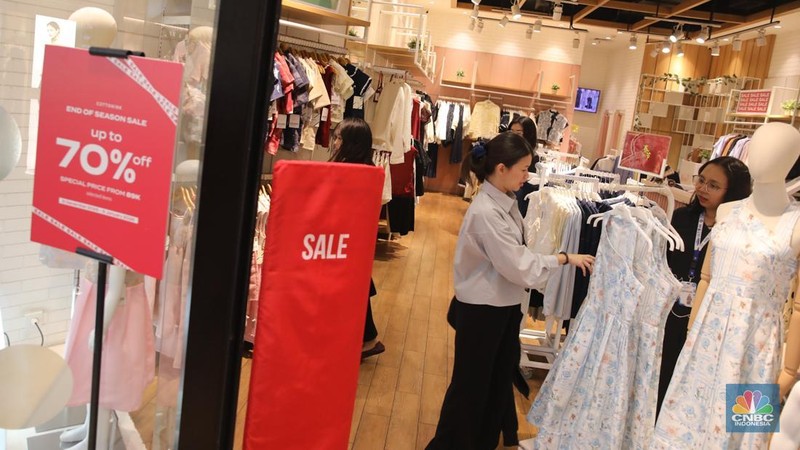 Pengunjung melihat produk yang dijual saat berbelanja di Pusat Perbelajan Kota Kasablanka, Jakarta, Kamis (18/12/2025). (CNBC Indonesia/Faisal Rahman)