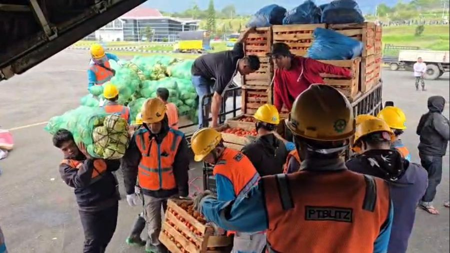 Pesawat Hercules A-1339 milik TNI AU mengangkut sebanyak 14 ribu kilogram (kg) cabai dan komoditas lain dari petani dari Kabupaten Bener Meriah, Rabu (17/12/2025). (Dokumentasi Badan Komunikasi Pemerintah)