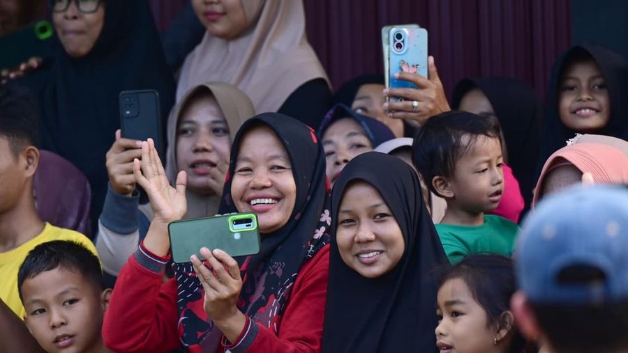Presiden Prabowo Subianto mengunjungi lokasi terdampak bencana di Posko Pengungsi yang berlokasi di SD Negeri 05 Kayu Pasak Palembayan, Kabupaten Agam, Provinsi Sumatra Barat, pada Kamis (18/12/2025). (BPMI)