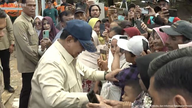 Prabowo ke Sumbar: 1 Bulan Lagi Bapak-Ibu Tak Perlu Tidur di Tenda!