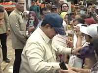 Kunjungi Pengungsi Banjir Sumatra, Prabowo Terima Kasih ke TNI-Polri