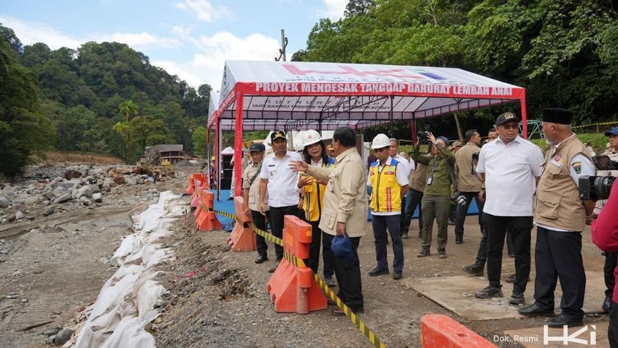 Presiden Republik Indonesia, Prabowo Subianto, melakukan kunjungan ke proyek penanganan mendesak banjir dan tanah longsor yang terjadi di ruas Jalan Padang Panjang-Sicincin (Jalan Padang-Bukittinggi via Lembah Anai) pada Kamis (18/12/2025). (Dok. Hutama Karya Infrastruktur)