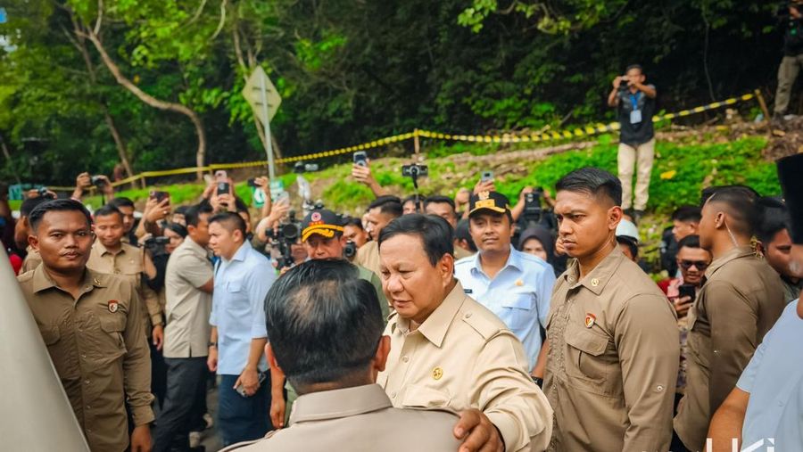 Presiden Republik Indonesia, Prabowo Subianto, melakukan kunjungan ke proyek penanganan mendesak banjir dan tanah longsor yang terjadi di ruas Jalan Padang Panjang-Sicincin (Jalan Padang-Bukittinggi via Lembah Anai) pada Kamis (18/12/2025). (Dok. Hutama Karya Infrastruktur)