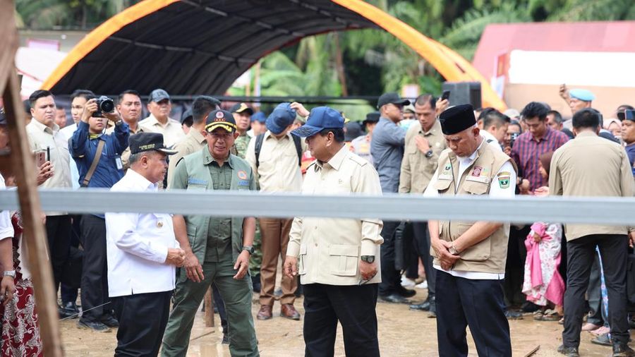 Presiden RI Prabowo Subianto meninjau langsung kondisi para pengungsi terdampak bencana di Posko Pengungsi SD 05 Kayu Pasak Palembayan, Kabupaten Agam, Sumatera Barat, Kamis (18/13/2025). (BPMI)