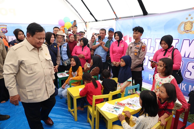 Presiden RI Prabowo Subianto meninjau langsung kondisi para pengungsi terdampak bencana di Posko Pengungsi SD 05 Kayu Pasak Palembayan, Kabupaten Agam, Sumatera Barat, Kamis (18/13/2025). (BPMI)