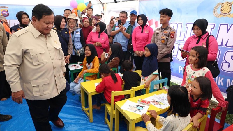 Presiden RI Prabowo Subianto meninjau langsung kondisi para pengungsi terdampak bencana di Posko Pengungsi SD 05 Kayu Pasak Palembayan, Kabupaten Agam, Sumatera Barat, Kamis (18/13/2025). (BPMI)