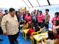 Detik-Detik Prabowo Kunjungi Agam Sumbar, Peluk Pengungsi Banjir