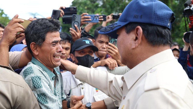 Presiden RI Prabowo Subianto meninjau langsung kondisi para pengungsi terdampak bencana di Posko Pengungsi SD 05 Kayu Pasak Palembayan, Kabupaten Agam, Sumatera Barat, Kamis (18/13/2025). (BPMI)