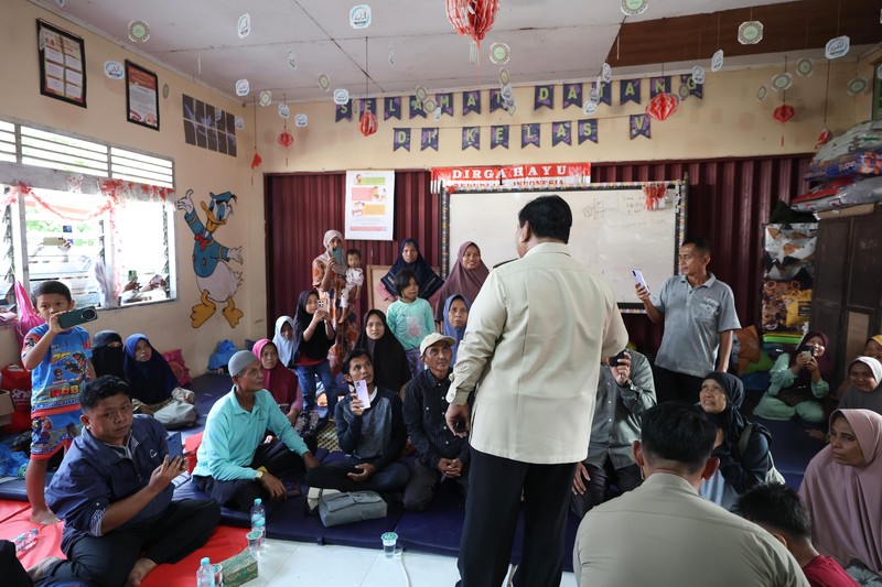 Presiden RI Prabowo Subianto meninjau langsung kondisi para pengungsi terdampak bencana di Posko Pengungsi SD 05 Kayu Pasak Palembayan, Kabupaten Agam, Sumatera Barat, Kamis (18/13/2025). (BPMI)