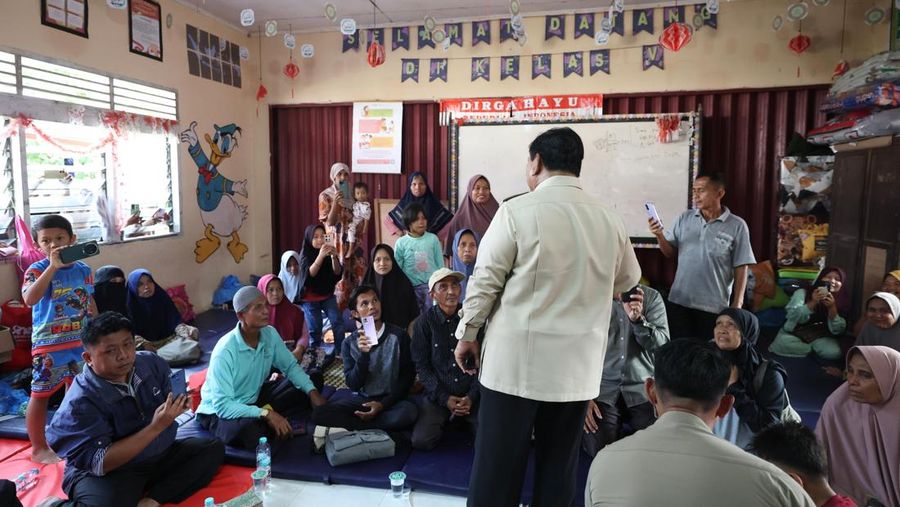 Presiden RI Prabowo Subianto meninjau langsung kondisi para pengungsi terdampak bencana di Posko Pengungsi SD 05 Kayu Pasak Palembayan, Kabupaten Agam, Sumatera Barat, Kamis (18/13/2025). (BPMI)