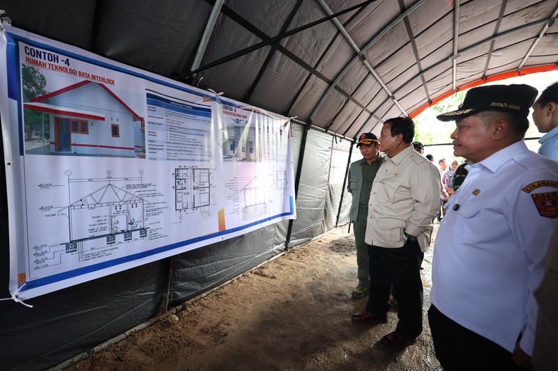 Presiden RI Prabowo Subianto meninjau langsung kondisi para pengungsi terdampak bencana di Posko Pengungsi SD 05 Kayu Pasak Palembayan, Kabupaten Agam, Sumatera Barat, Kamis (18/13/2025). (BPMI)