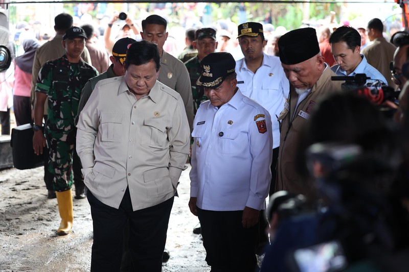 Presiden RI Prabowo Subianto menyantap nasi goreng telur ceplok yang jadi menu makan warga di posko pengungsian SD 05 Kayu Pasak Palembayan, Kabupaten Agam, Kamis (15/12/2025). (Dok. Tim komunikasi Presiden)