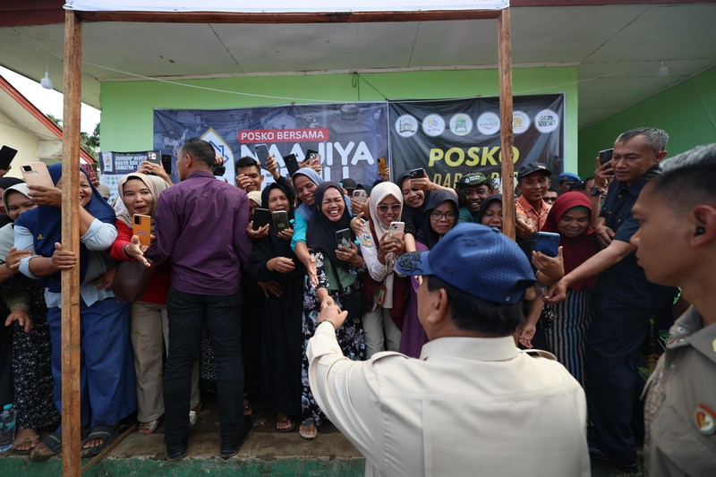 Presiden RI Prabowo Subianto menyantap nasi goreng telur ceplok yang jadi menu makan warga di posko pengungsian SD 05 Kayu Pasak Palembayan, Kabupaten Agam, Kamis (15/12/2025). (Dok. Tim komunikasi Presiden)