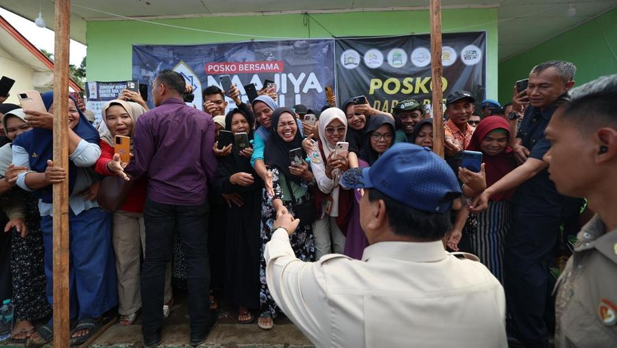 Presiden RI Prabowo Subianto menyantap nasi goreng telur ceplok yang jadi menu makan warga di posko pengungsian SD 05 Kayu Pasak Palembayan, Kabupaten Agam, Kamis (15/12/2025). (Dok. Tim komunikasi Presiden)