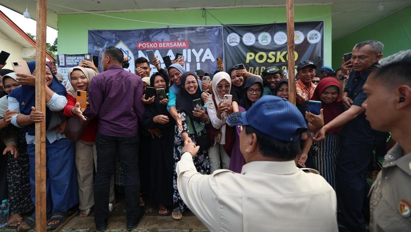 Presiden RI Prabowo Subianto menyantap nasi goreng telur ceplok yang jadi menu makan warga di posko pengungsian SD 05 Kayu Pasak Palembayan, Kabupaten Agam, Kamis (15/12/2025). (Dok. Tim komunikasi Presiden)