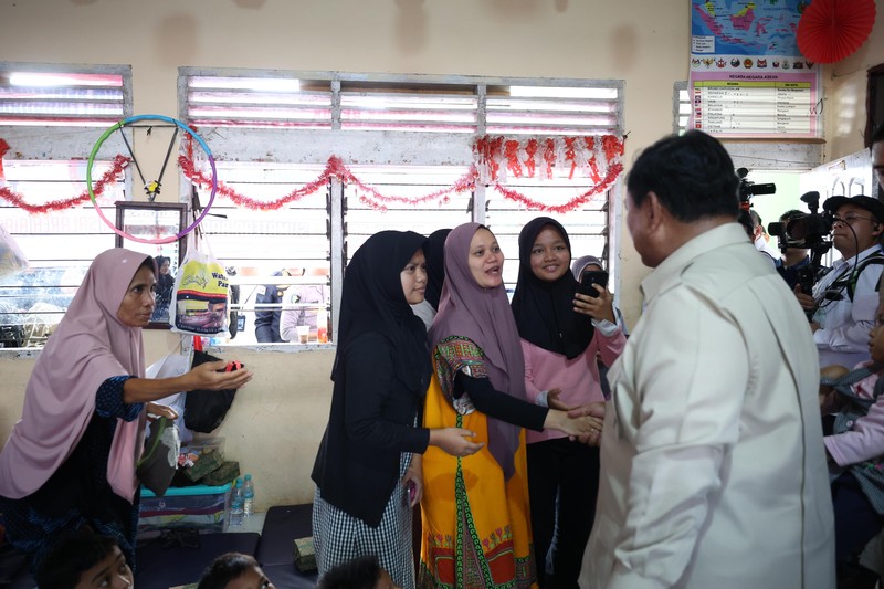 Presiden RI Prabowo Subianto menyantap nasi goreng telur ceplok yang jadi menu makan warga di posko pengungsian SD 05 Kayu Pasak Palembayan, Kabupaten Agam, Kamis (15/12/2025). (Dok. Tim komunikasi Presiden)