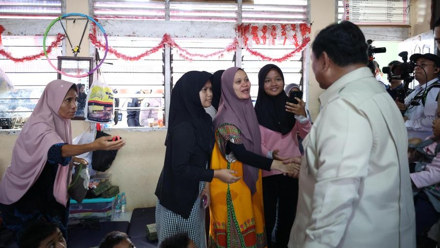 Presiden RI Prabowo Subianto menyantap nasi goreng telur ceplok yang jadi menu makan warga di posko pengungsian SD 05 Kayu Pasak Palembayan, Kabupaten Agam, Kamis (15/12/2025). (Dok. Tim komunikasi Presiden)