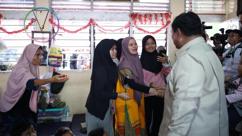 Presiden RI Prabowo Subianto menyantap nasi goreng telur ceplok yang jadi menu makan warga di posko pengungsian SD 05 Kayu Pasak Palembayan, Kabupaten Agam, Kamis (15/12/2025). (Dok. Tim komunikasi Presiden)