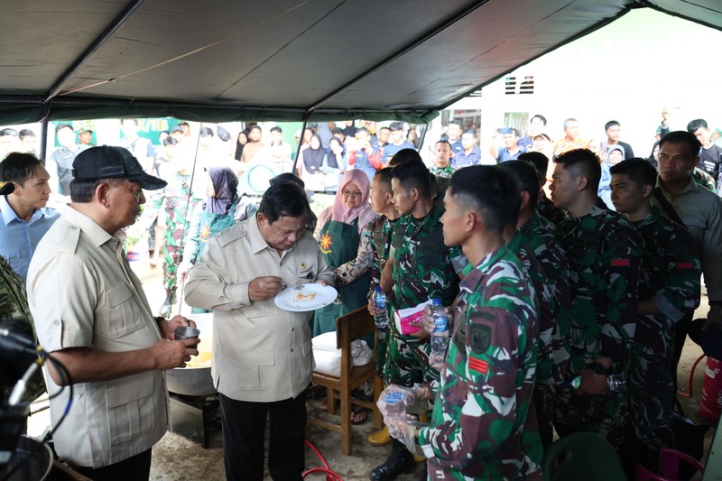 Presiden RI Prabowo Subianto menyantap nasi goreng telur ceplok yang jadi menu makan warga di posko pengungsian SD 05 Kayu Pasak Palembayan, Kabupaten Agam, Kamis (15/12/2025). (Dok. Tim komunikasi Presiden)