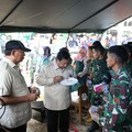 Momen Prabowo Makan Nasgor Telur Ceplok di Dapur Umum Banjir Sumbar