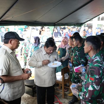 Momen Prabowo Makan Nasgor Telur Ceplok di Dapur Umum Banjir Sumbar