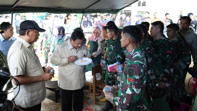 Momen Prabowo Makan Nasgor Telur Ceplok di Dapur Umum Banjir Sumbar