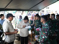 Momen Prabowo Makan Nasgor Telur Ceplok di Dapur Umum Banjir Sumbar