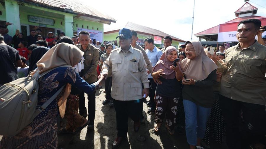 Presiden RI Prabowo Subianto menyantap nasi goreng telur ceplok yang jadi menu makan warga di posko pengungsian SD 05 Kayu Pasak Palembayan, Kabupaten Agam, Kamis (15/12/2025). (Dok. Tim komunikasi Presiden)