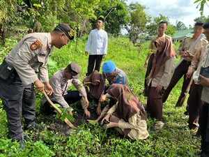 Dari Ponpes ke Halaman, Para Santri di Dumai Tanam Pohon demi Masa Depan