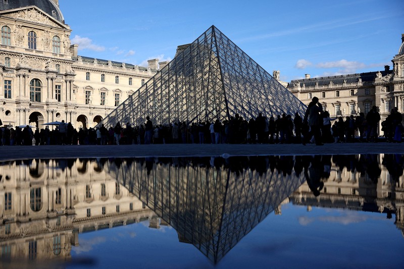 Ratusan turis terpaksa mengantre di luar Museum Louvre di Prancis pada Rabu (17/12/2025) waktu setempat. Jam buka museum tertunda imbas serikat pekerja menggelar pemungutan suara untuk melanjutkan aksi mogok kerja terkait kondisi kerja di museum ikonik tersebut. (REUTERS/Abdul Saboor)
