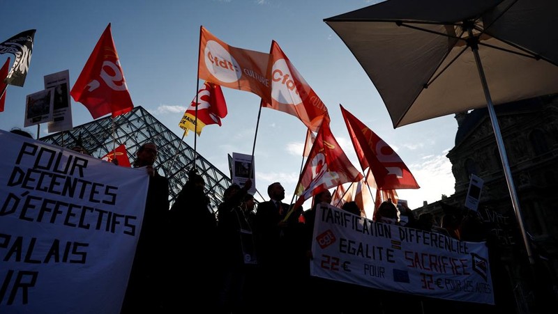 Ratusan turis terpaksa mengantre di luar Museum Louvre di Prancis pada Rabu (17/12/2025) waktu setempat. Jam buka museum tertunda imbas serikat pekerja menggelar pemungutan suara untuk melanjutkan aksi mogok kerja terkait kondisi kerja di museum ikonik tersebut. (REUTERS/Abdul Saboor)