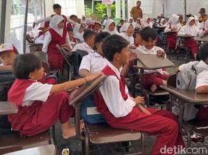 94 Siswa Masih Belajar di Tenda, Sekolah Rusak Diterjang Erupsi Semeru