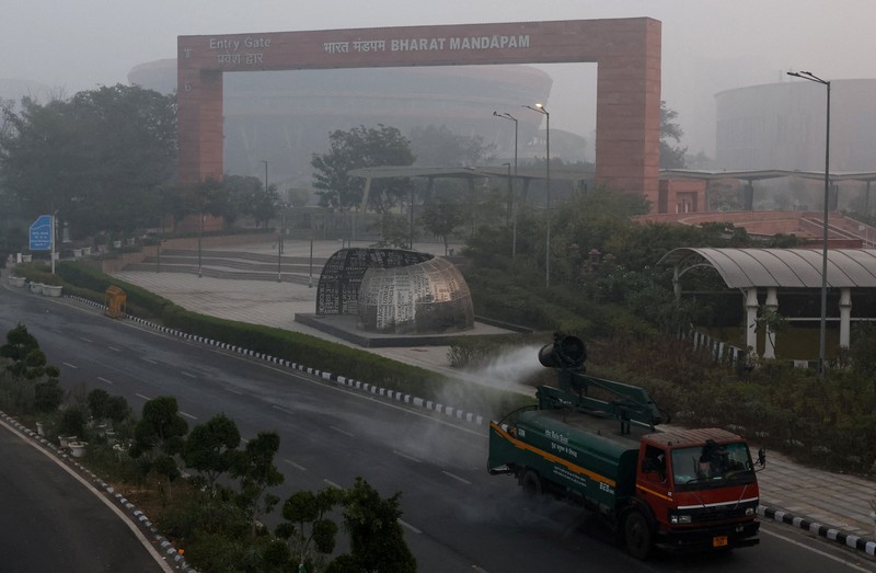 Pemandangan udara gedung-gedung melalui kabut asap selama polusi udara yang sedang berlangsung di atas New Delhi, India, 24 November 2025. (REUTERS/Gabrielle Fonseca Johnson)