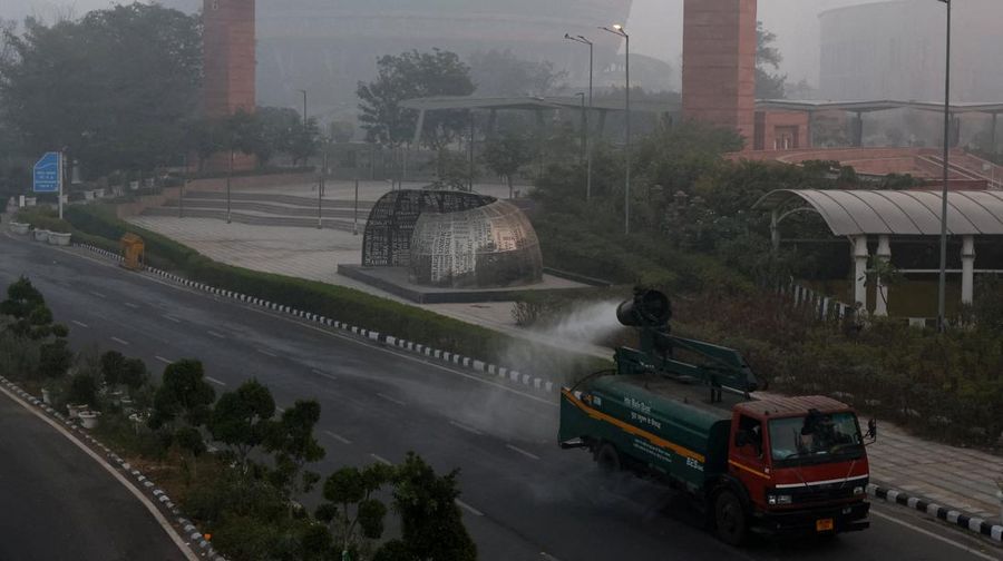 Pemandangan udara gedung-gedung melalui kabut asap selama polusi udara yang sedang berlangsung di atas New Delhi, India, 24 November 2025. (REUTERS/Gabrielle Fonseca Johnson)