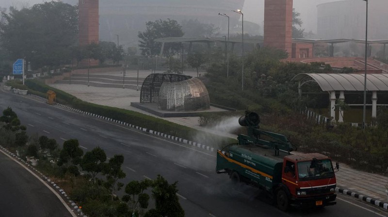 Pemandangan udara gedung-gedung melalui kabut asap selama polusi udara yang sedang berlangsung di atas New Delhi, India, 24 November 2025. (REUTERS/Gabrielle Fonseca Johnson)