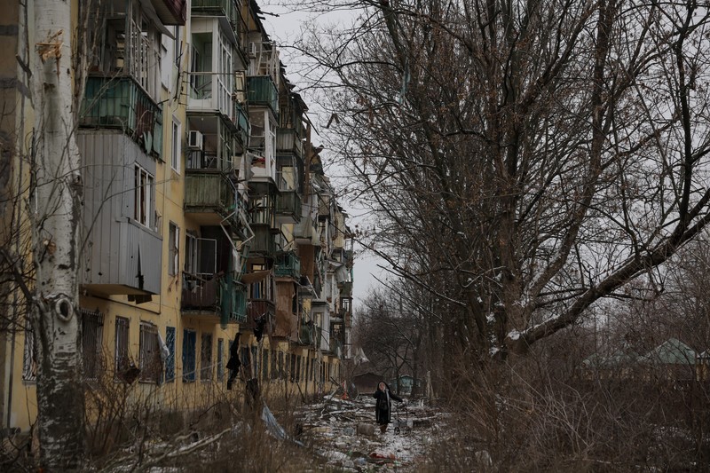 Warga berjalan di jalanan, di tengah serangan Rusia terhadap Ukraina, di kota garis depan Kostiantynivka di wilayah Donetsk, Ukraina, 18 Desember 2025. (Oleg Petrasiuk/Press Service of the 24th King Danylo Separate Mechanized Brigade of the Ukrainian Armed Forces/Handout via REUTERS)