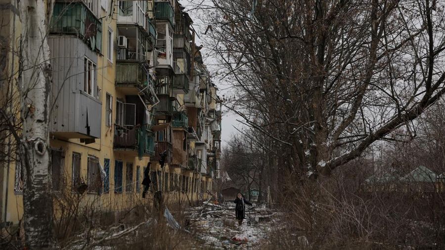 Warga berjalan di jalanan, di tengah serangan Rusia terhadap Ukraina, di kota garis depan Kostiantynivka di wilayah Donetsk, Ukraina, 18 Desember 2025. (Oleg Petrasiuk/Press Service of the 24th King Danylo Separate Mechanized Brigade of the Ukrainian Armed Forces/Handout via REUTERS)