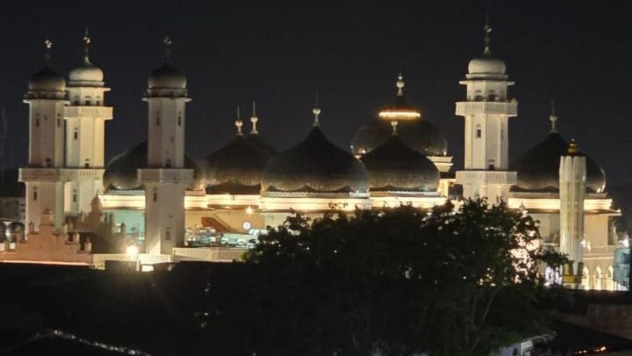 Tampak suasana malam hari Kota Banda Aceh pascapulihnya sistem kelistrikan di wilayah tersebut. (Dok. PT PLN (Persero))