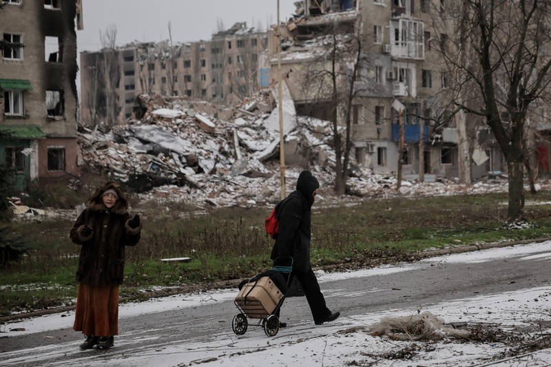 Warga berjalan di jalanan, di tengah serangan Rusia terhadap Ukraina, di kota garis depan Kostiantynivka di wilayah Donetsk, Ukraina, 18 Desember 2025. (Oleg Petrasiuk/Press Service of the 24th King Danylo Separate Mechanized Brigade of the Ukrainian Armed Forces/Handout via REUTERS)