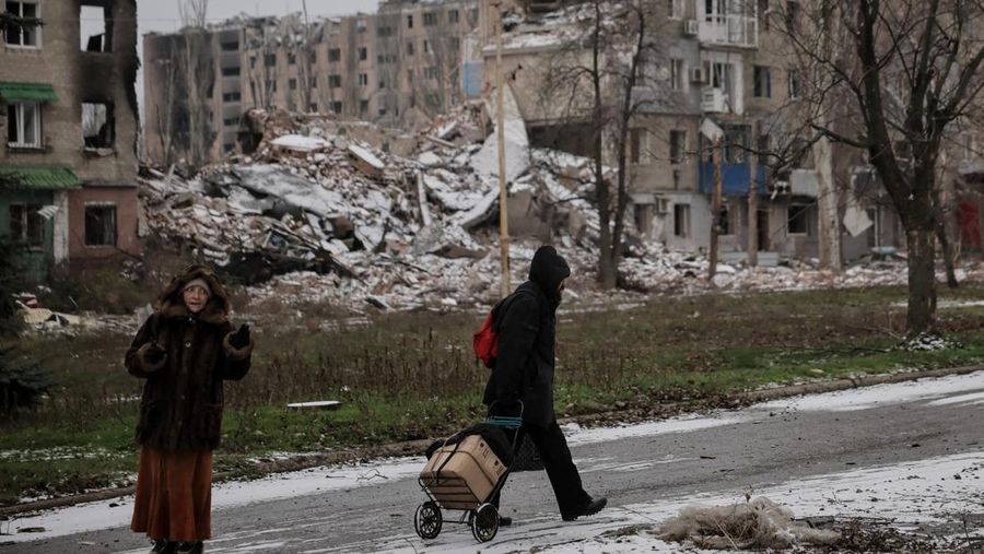 Warga berjalan di jalanan, di tengah serangan Rusia terhadap Ukraina, di kota garis depan Kostiantynivka di wilayah Donetsk, Ukraina, 18 Desember 2025. (Oleg Petrasiuk/Press Service of the 24th King Danylo Separate Mechanized Brigade of the Ukrainian Armed Forces/Handout via REUTERS)