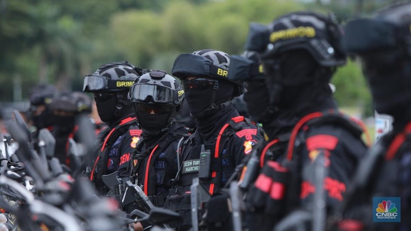 Anggota kepolisian mengikuti Apel Gelar Pasukan-Ops Lilin di kawasan Monumen Nasional (Monas), Jumat (19/12/2025). (CNBC Indonesia/Faisal Rahman)