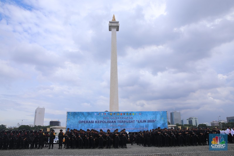 Anggota kepolisian mengikuti Apel Gelar Pasukan-Ops Lilin di kawasan Monumen Nasional (Monas), Jumat (19/12/2025). (CNBC Indonesia/Faisal Rahman)