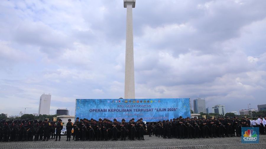Anggota kepolisian mengikuti Apel Gelar Pasukan-Ops Lilin di kawasan Monumen Nasional (Monas), Jumat (19/12/2025). (CNBC Indonesia/Faisal Rahman)