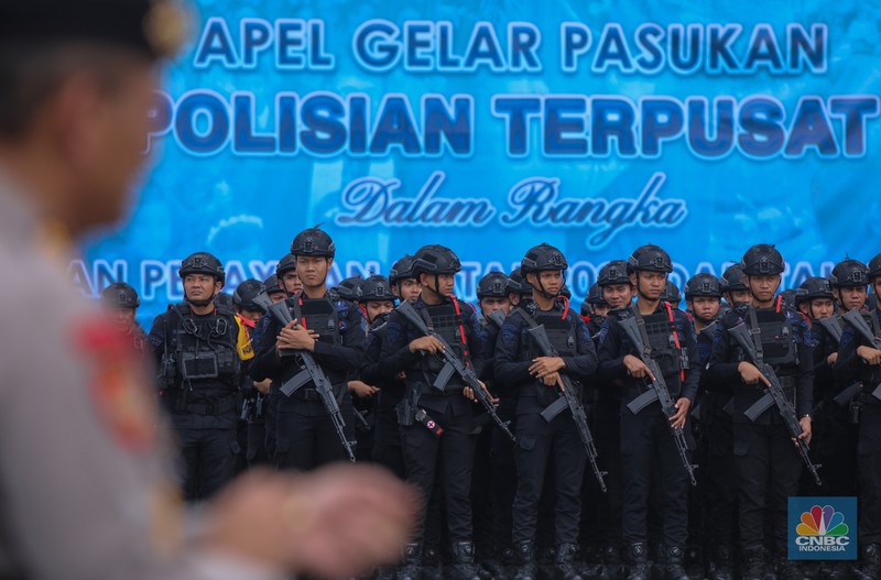 Anggota kepolisian mengikuti Apel Gelar Pasukan-Ops Lilin di kawasan Monumen Nasional (Monas), Jumat (19/12/2025). (CNBC Indonesia/Faisal Rahman)