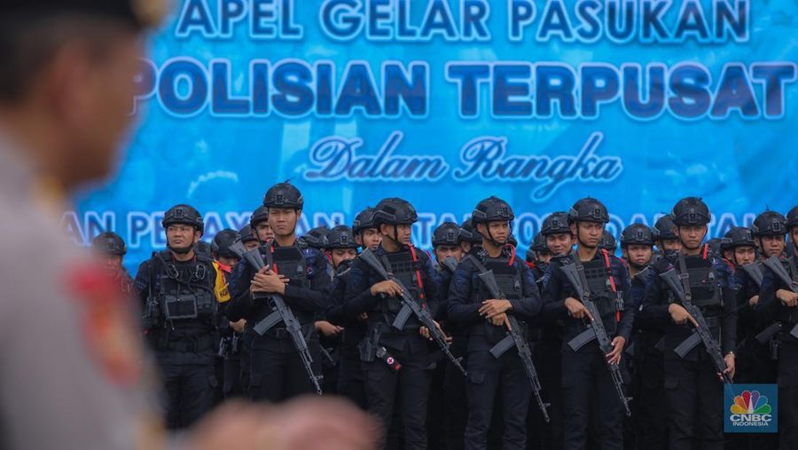 Anggota kepolisian mengikuti Apel Gelar Pasukan-Ops Lilin di kawasan Monumen Nasional (Monas), Jumat (19/12/2025). (CNBC Indonesia/Faisal Rahman)