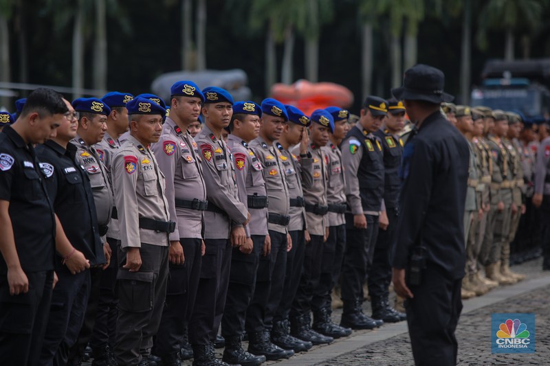 Anggota kepolisian mengikuti Apel Gelar Pasukan-Ops Lilin di kawasan Monumen Nasional (Monas), Jumat (19/12/2025). (CNBC Indonesia/Faisal Rahman)