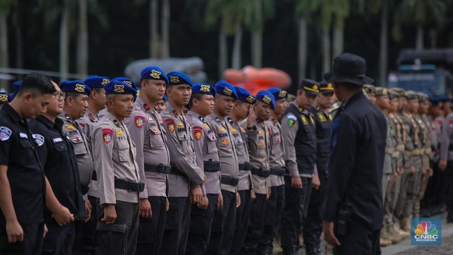 Anggota kepolisian mengikuti Apel Gelar Pasukan-Ops Lilin di kawasan Monumen Nasional (Monas), Jumat (19/12/2025). (CNBC Indonesia/Faisal Rahman)